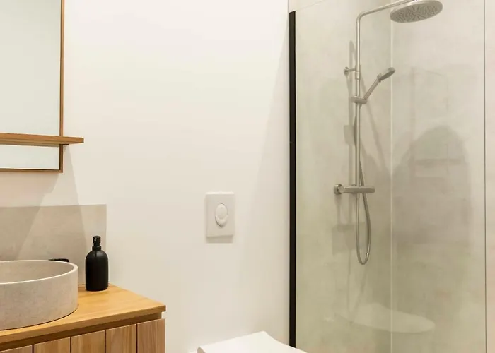 Thomas Price Apartman *